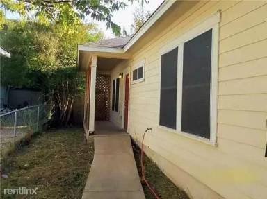 Main picture of 2917 E 16th St