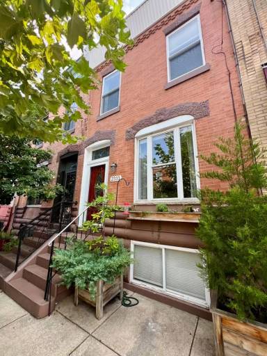 Main picture of 2333 S 15th St