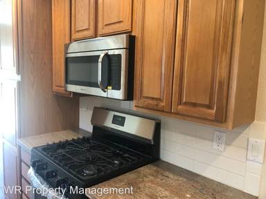Main picture of 121 W 10th St