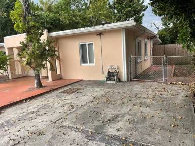 Main picture of 7171 SW 15th St