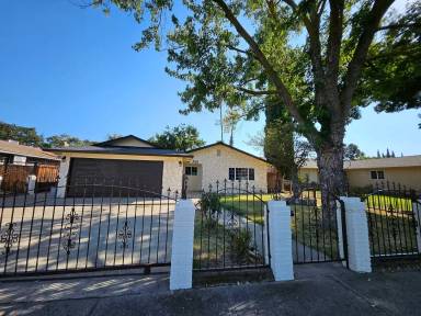 Main picture of 760 Castle Oaks Dr