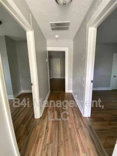 Main picture of 110 W Mitchell St