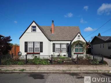 Main picture of 595 Dexter St