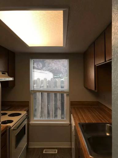 Main picture of 811 W 2nd St