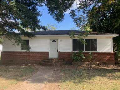 Main picture of 204 E College St