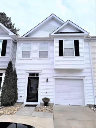 Main picture of 405 Silversmith Ln