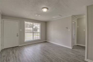 Main picture of 15 Hiland Pl