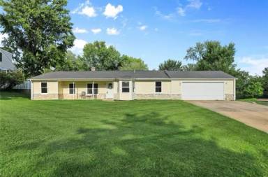 Main picture of 27 W Meadow Ln