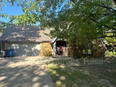 Main picture of 9322 S Oxford Pl