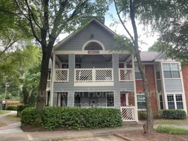 Main picture of 500 McGill Pl NE