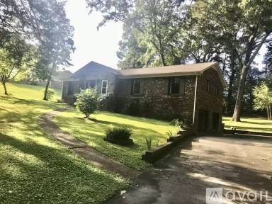 Main picture of 825 Forest Hills Dr
