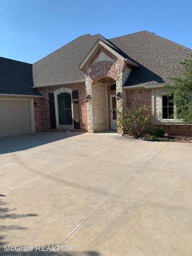 Main picture of 900 Cypress Dr