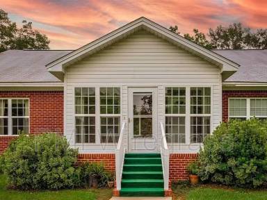 Main picture of 209 E McGowan St