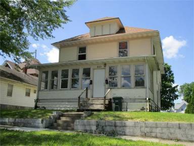 Main picture of 820 W 2nd St