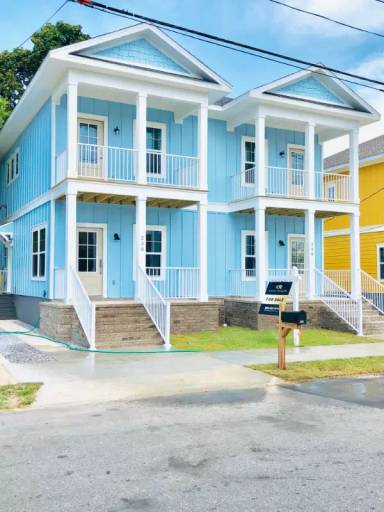 Main picture of 230 S De Villiers St