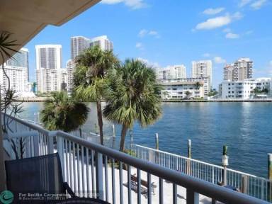 Main picture of 121 Golden Isles Dr