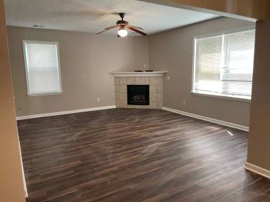 Main picture of 8801 Lakecrest Way