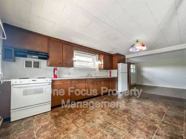 Main picture of 935 E 2nd St