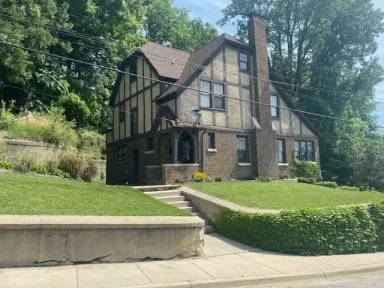 Main picture of 1327 Bridge St NW