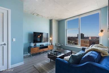 Main picture of 966 W Chicago Ave