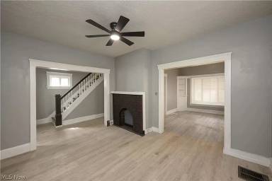 Main picture of 686 E 92nd St
