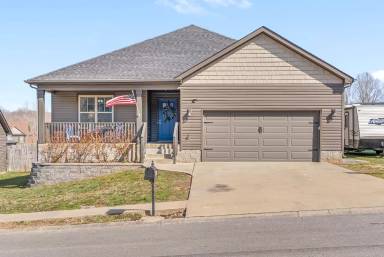 Main picture of 2913 Feng Way