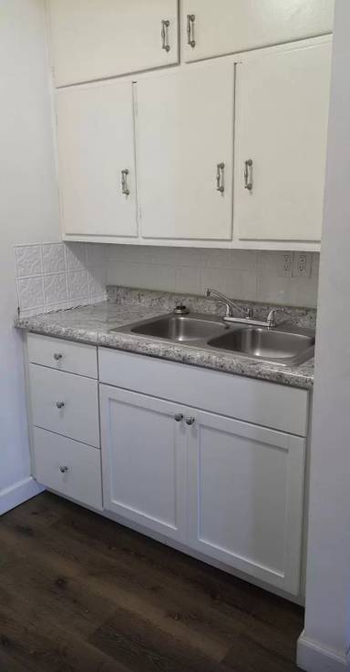 Main picture of 560 E Main St