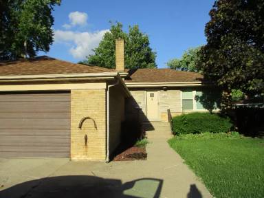 Main picture of 908 E 160th Pl