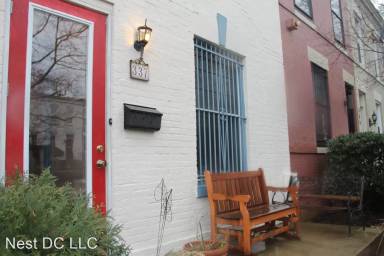 Main picture of 337 14th St NE