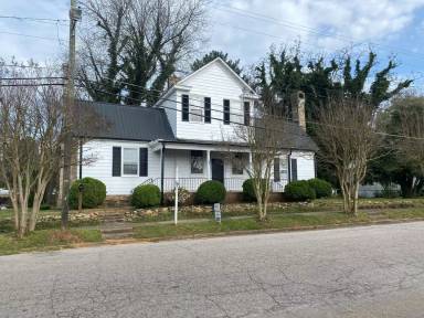 Main picture of 204 S Bragg St