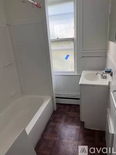 Main picture of 140 Center St