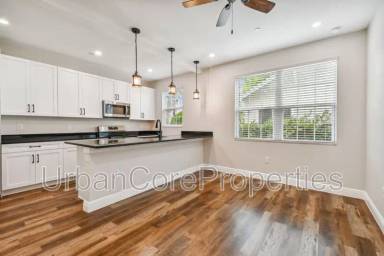 Main picture of 325 15th Ave NE