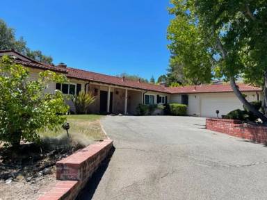 Main picture of 16 Carisbrook Dr