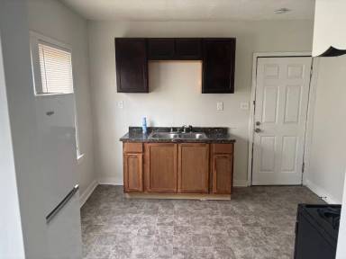 Main picture of 4219 E 116th St