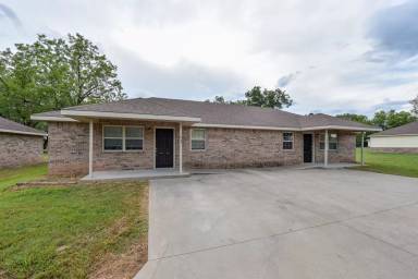 Main picture of 104 N Ash Street - A