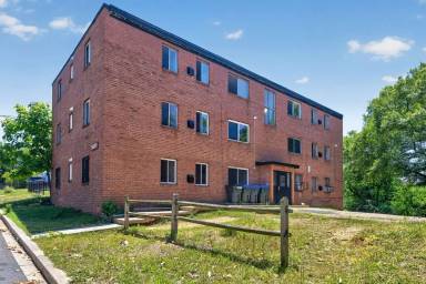 Main picture of 5821 Field Pl NE