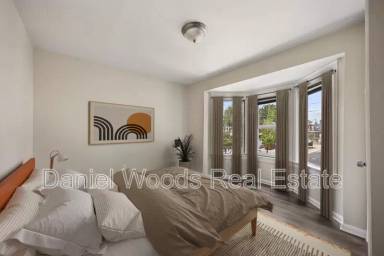 Main picture of 15 W 10th St