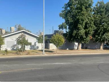 Main picture of 03 - 19 E San Joaquin St