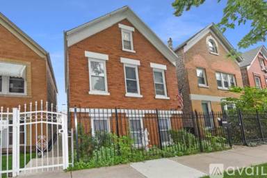Main picture of 2637 S Troy St