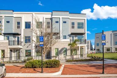 Main picture of 320 Center Lake Ln