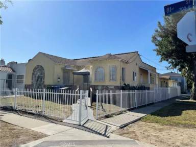 Main picture of 700 E 81st St