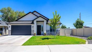 Main picture of 450 Fox Meadows Ct