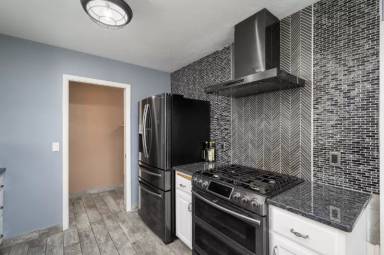 Main picture of 1640 1st Ave NE