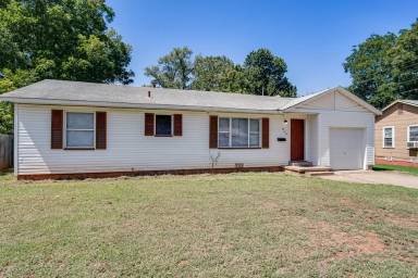 Main picture of 922 Holly Dr