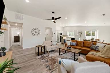 Main picture of 3965 N Amberwood Ave