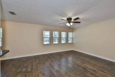 Main picture of 105 N Kingsway Rd