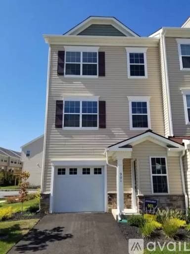 Main picture of 901 Chalmers Ln
