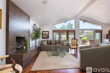 Main picture of 7 Treetop Ln