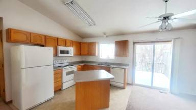 Main picture of 250 W Irving St