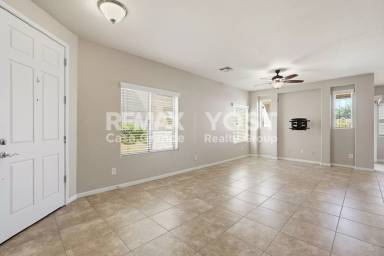Main picture of 1564 E Melrose Dr